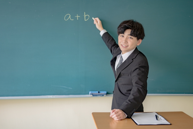 板書する教師